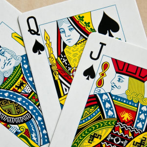 Peraturan dan Strategi untuk Poker Tiga Kad